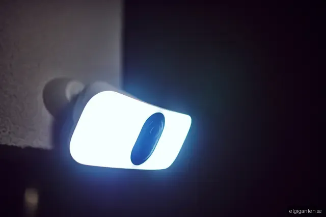 Arlo Pro 3 Floodlight trådlös 2K QHD-kamera (svart)